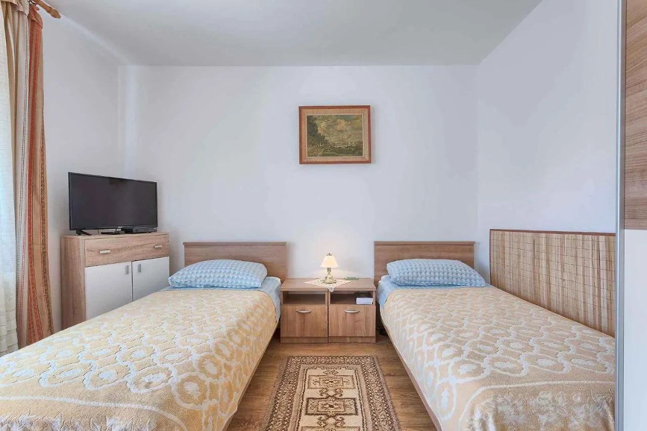 Pula Two-Bedroom Apartment 3 0*,  Croatie